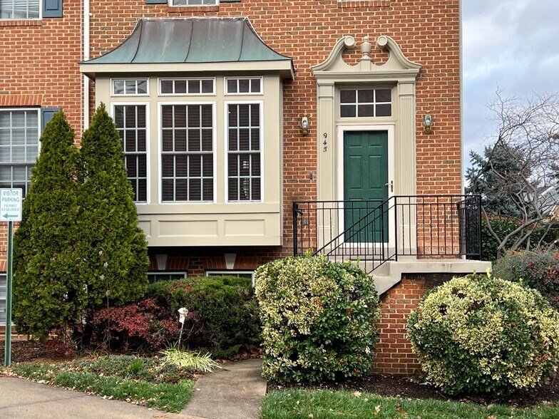 Building Photo - 945 Harrison Cir