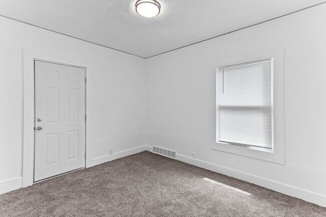 Building Photo - 15114 Quincy St
