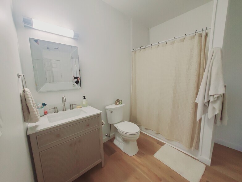 Building Photo - 39 Parker Ave