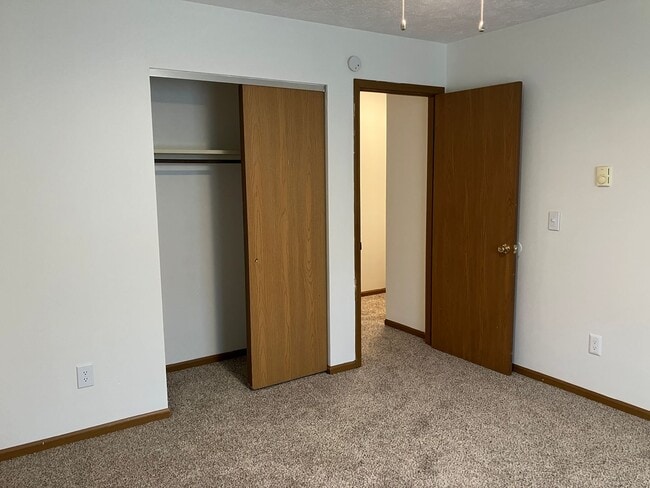 Building Photo - 2 Bedroom Townhome, Quiet Neighborhood!