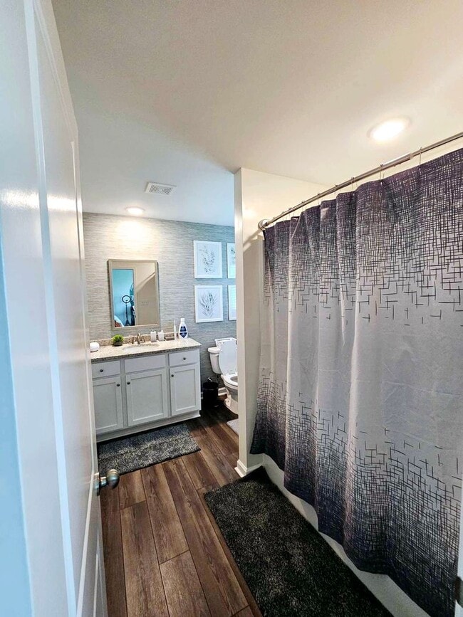 Building Photo - Charming Home!