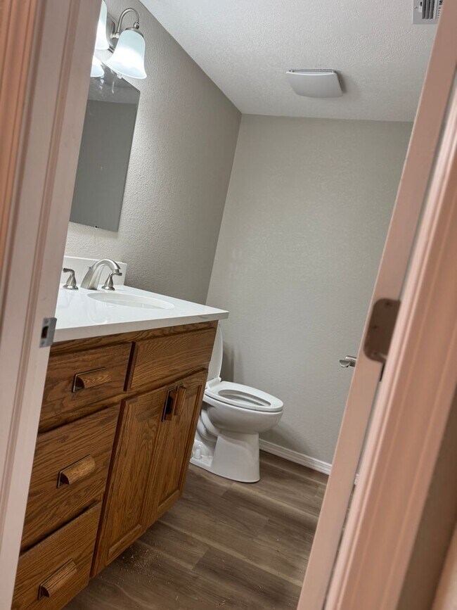 Building Photo - Newly renovated 3 bedroom 2.5 baths