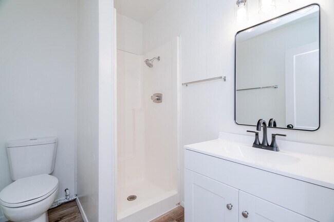 Building Photo - Super nice 5 Bedroom 3 bath property for r...