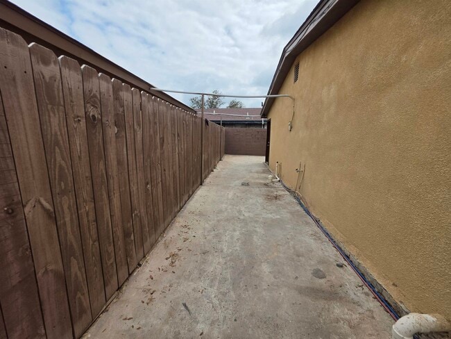 Building Photo - 301 Soria Dr