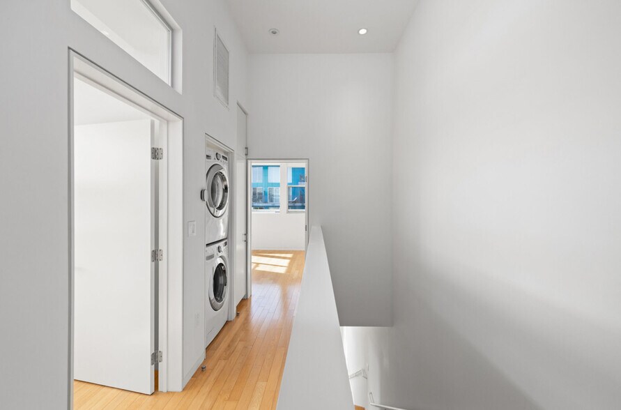 Building Photo - 742 N Hudson Ave