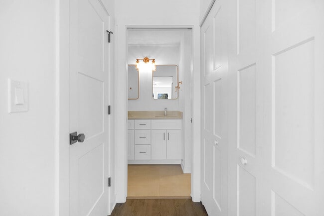 Building Photo - 706 S Brevard St