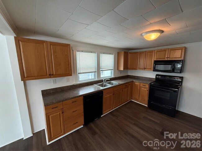 Building Photo - 94 Sumner Ave NW