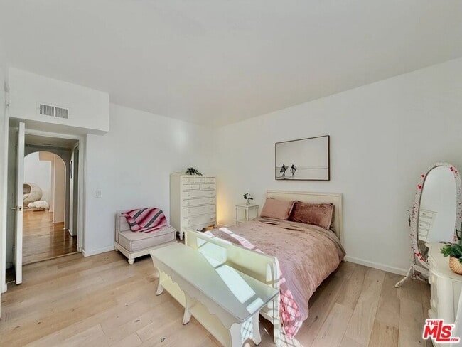 Building Photo - 1123 Flores St