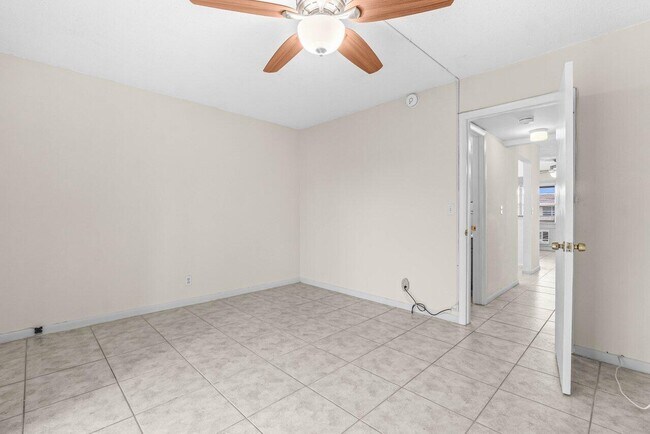 Building Photo - 52 Kingswood E