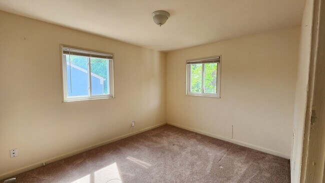 Building Photo - Great Alexandria Location