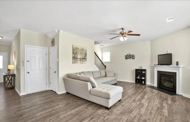 Building Photo - Spacious 3/2.5 Home in Simpsonville!