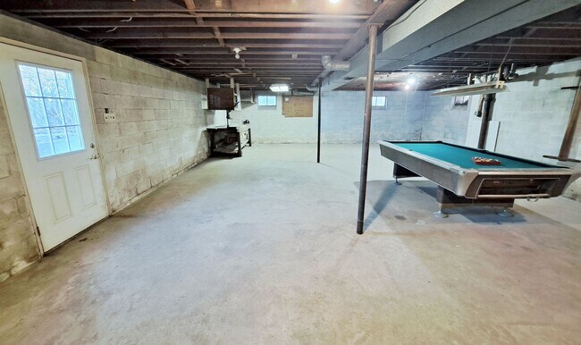 Building Photo - 3 Bed / 1-1/2 Bath Single Family Home w/ 2-Car Garage