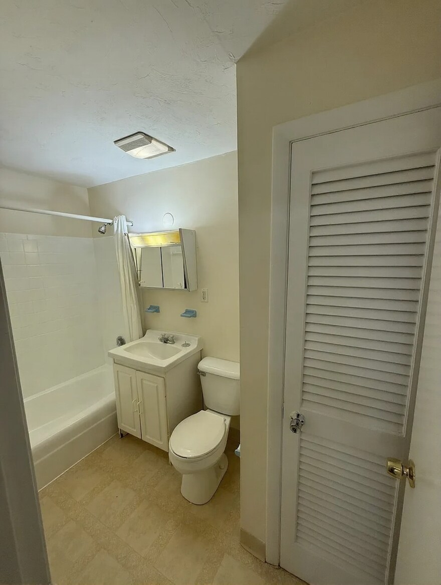 Building Photo - 112 Dustin St