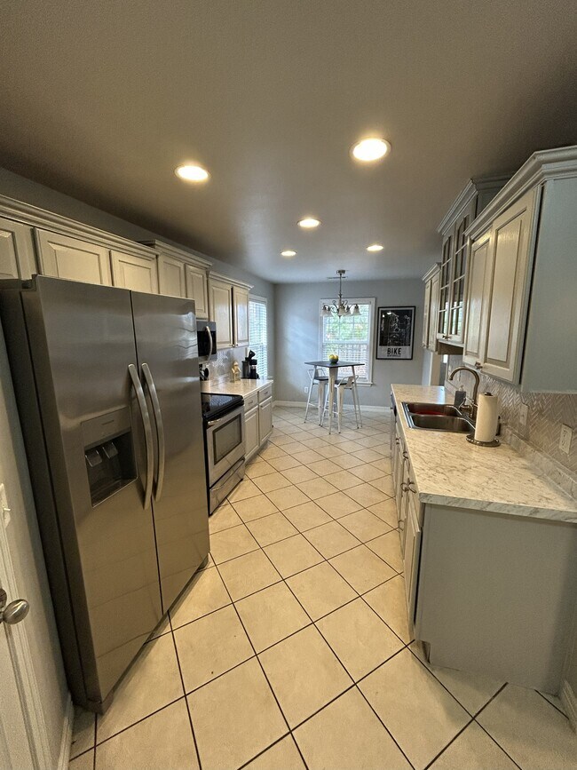 Building Photo - 4800 SW Golden Eagle Ave