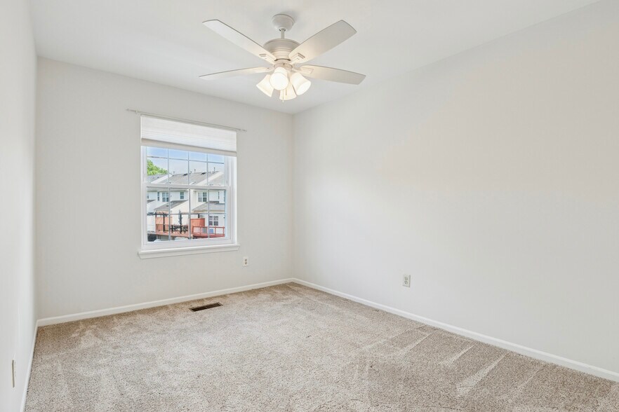Building Photo - 166 Longford Rd