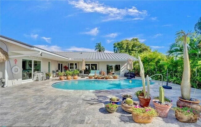 Building Photo - 2830 NE 55th St