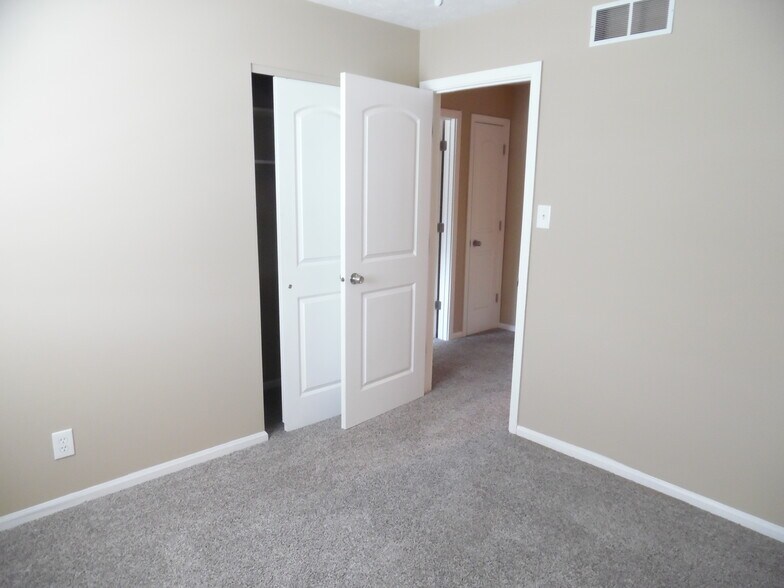 Building Photo - 8760 Ashbrook Dr