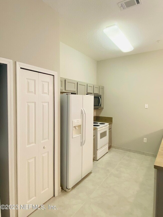 Building Photo - 9505 Armelle Way