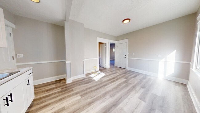 Building Photo - 3915 Hyde Ave