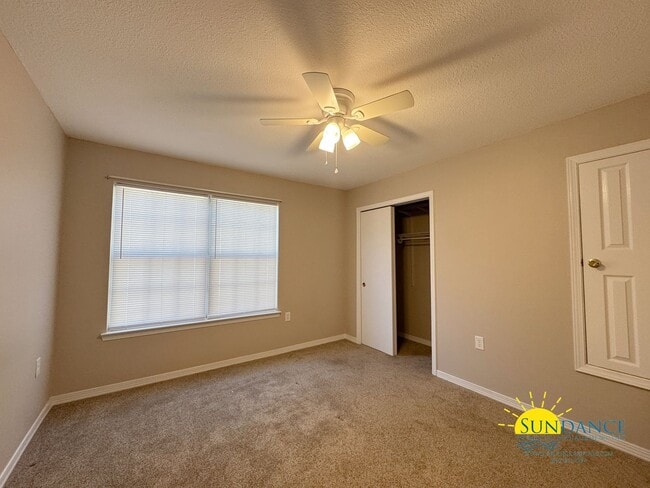 Building Photo - Charming 1BR Townhouse with Community Pool...
