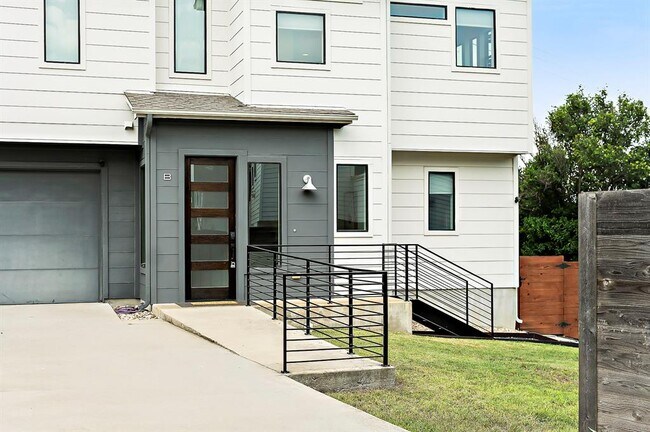 Building Photo - 1104 Marcy St