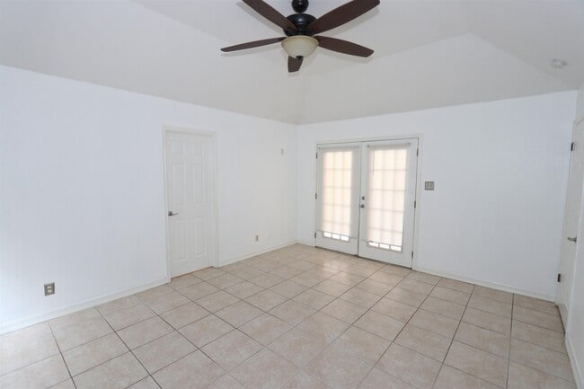 Building Photo - 609 St James Ct
