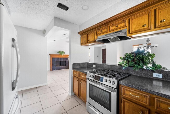 Building Photo - 13806 Long Glen Dr