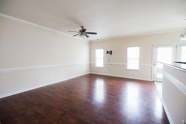 Building Photo - Immaculate beautiful 3-bedroom, 2.5-bath t...