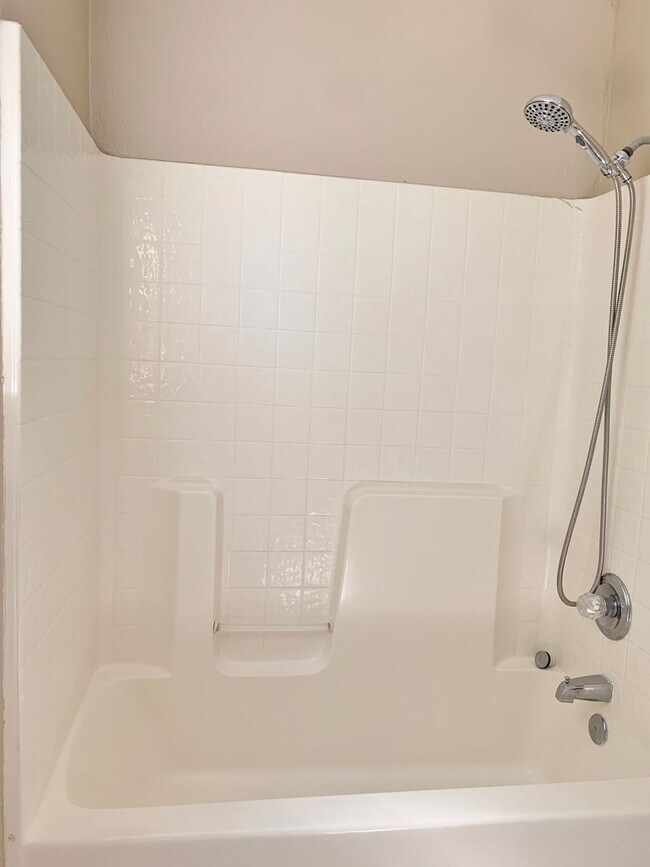Building Photo - 4 Bedroom Home in Hollister  - No App Fee