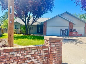 Building Photo - Beautiful 4 bed 2 1/2 bath - 3 car garage