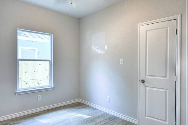 Building Photo - 9812 Arbor Oak