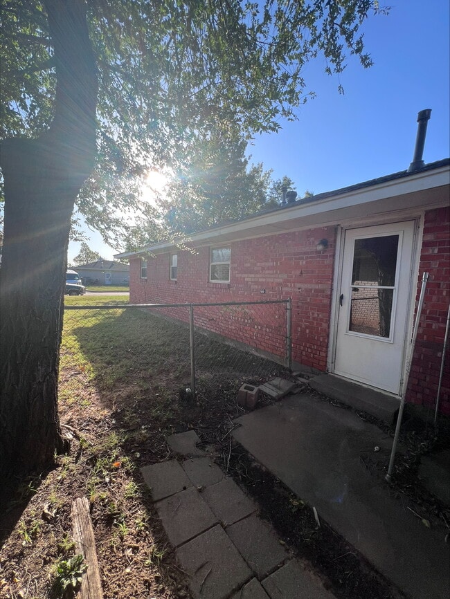 Building Photo - 735 NW 5th St