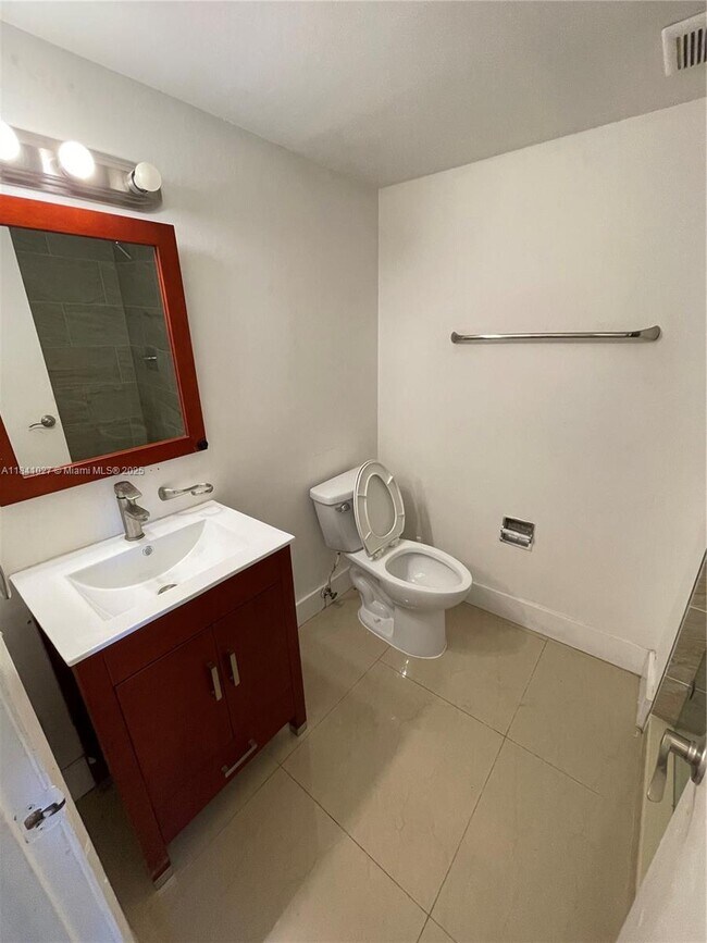 Building Photo - 9735 Fontainebleau Blvd