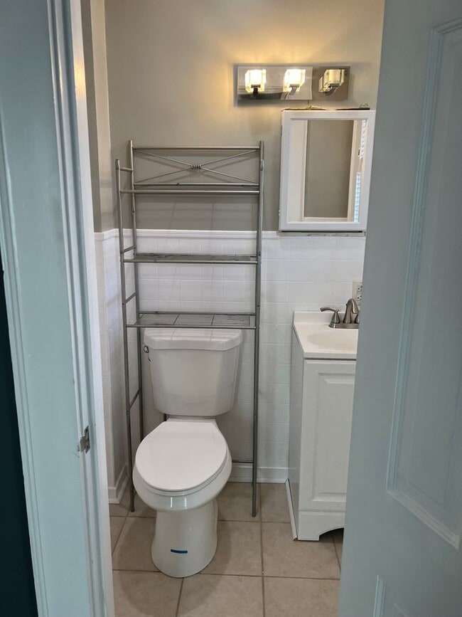 Building Photo - Beautiful 3 bedroom 1.5 bathroom house available!