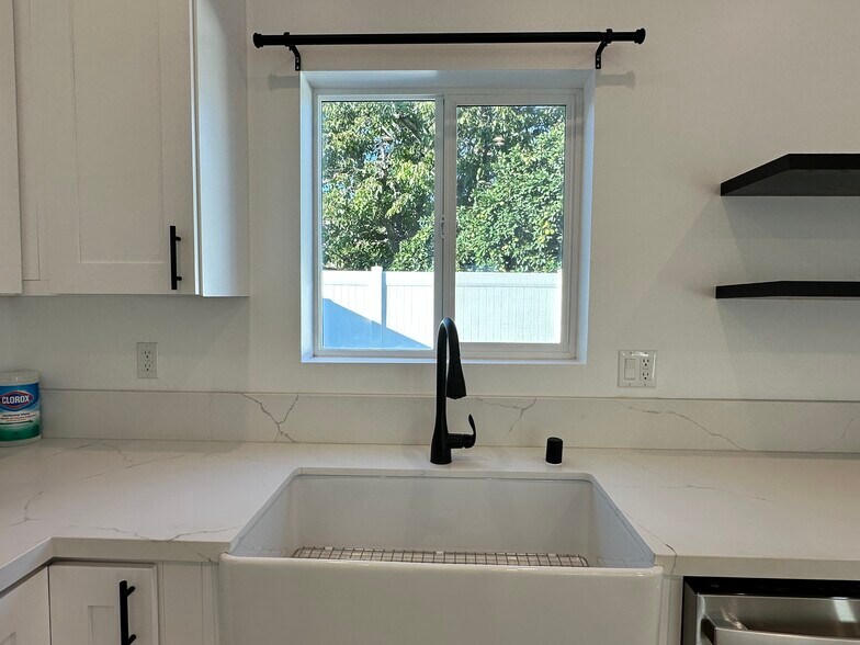 Building Photo - 3617 W Victory Blvd