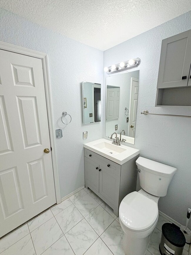 Building Photo - Great 2 Bedroom, 2 Bathroom Second Floor Unit Located inside a Gated Community with a One Car Gar...