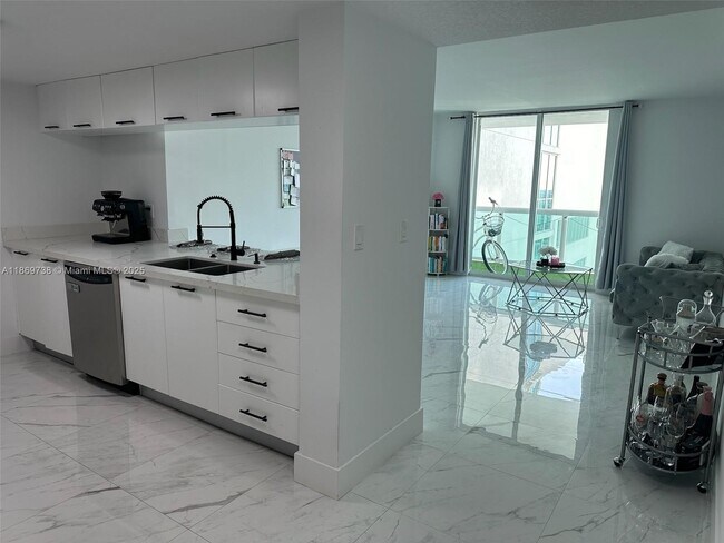 Building Photo - 1800 N Bayshore Dr