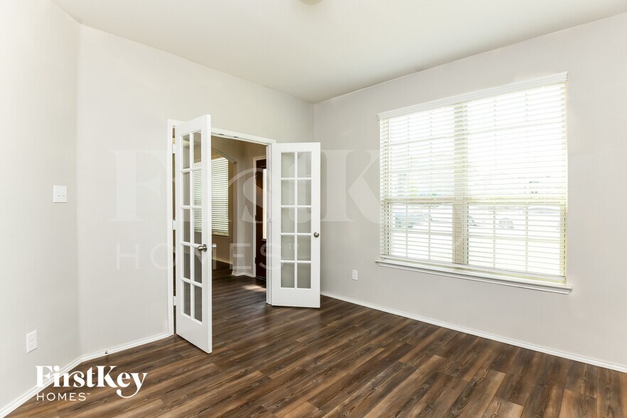 Building Photo - 5836 Japonica St
