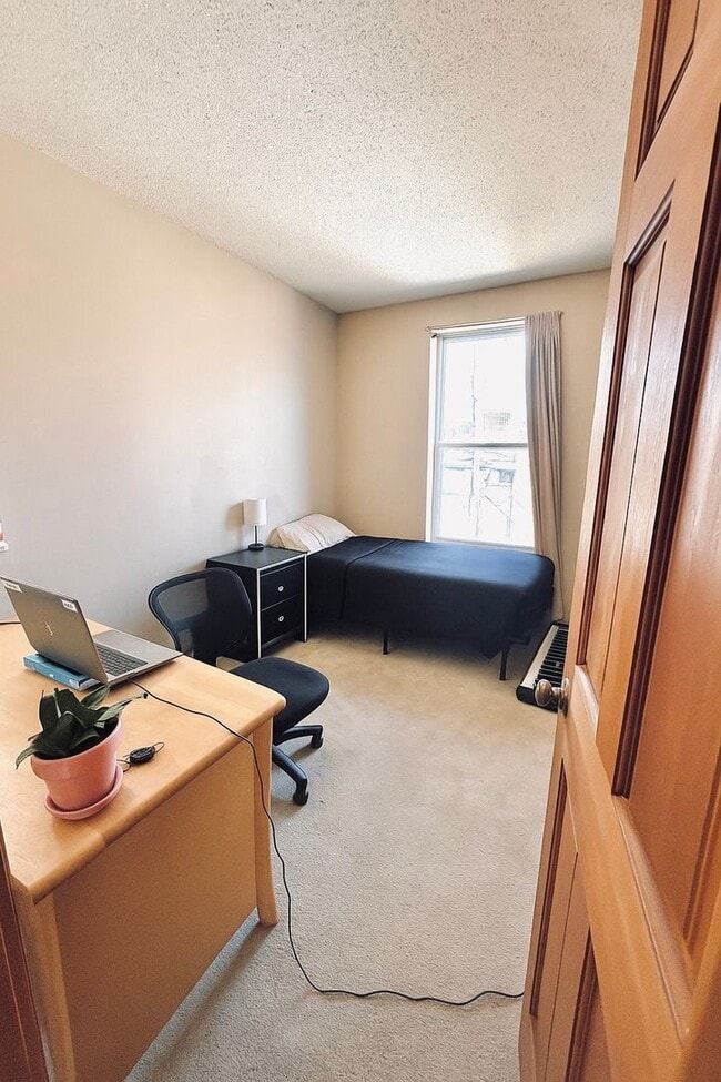 Building Photo - FURNISHED!! 2bed/1bath Condo Right Near Th...