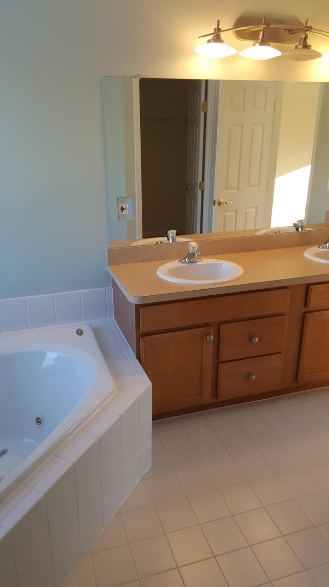 Building Photo - 2270 Hickory Point Dr