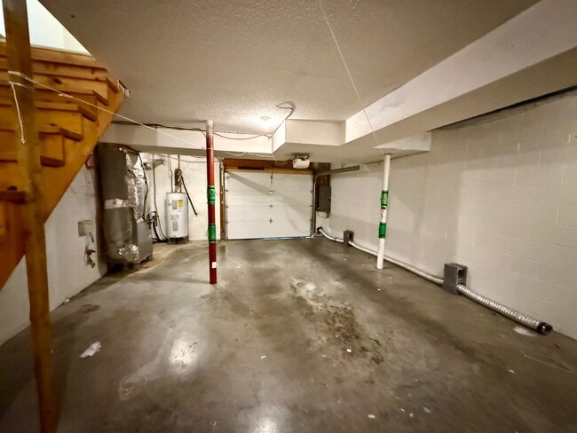 Building Photo - 153 Oakcrest Cir