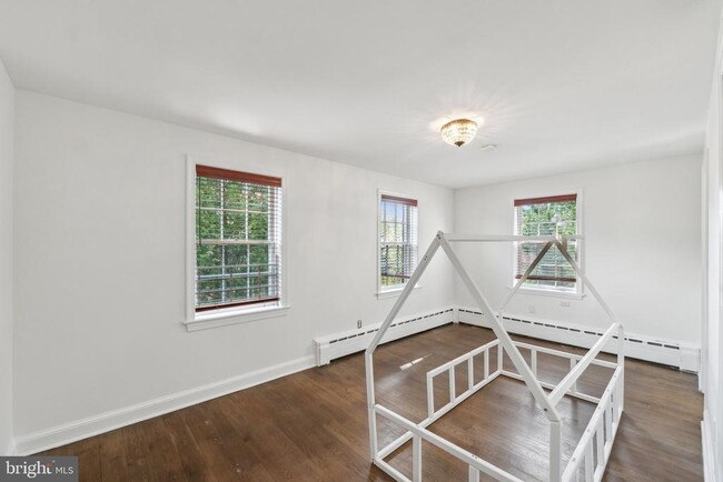 Building Photo - 5305 Saratoga Ave