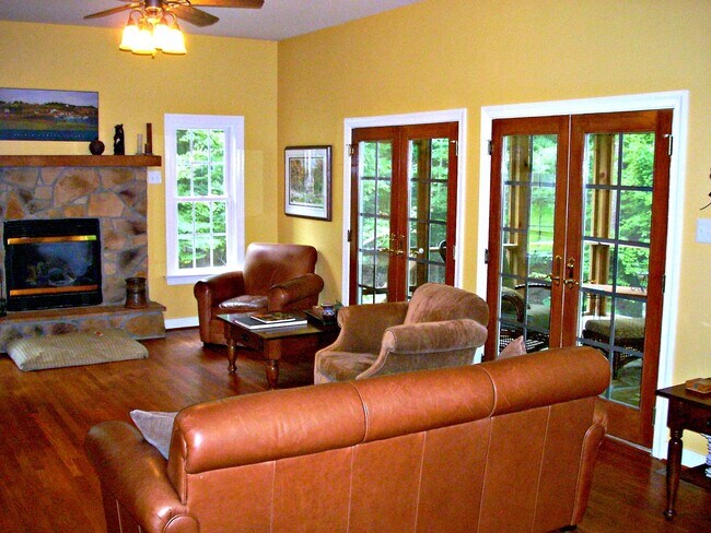 Building Photo - 3-4 BR / 2.5 BA Lovely Two-Story in The Highlands