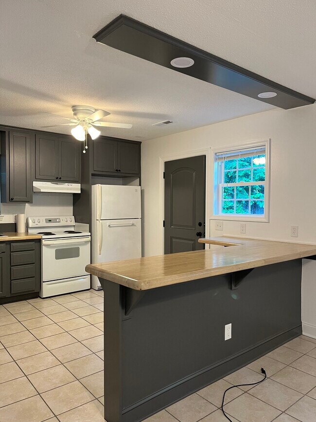 Building Photo - 877 Donaldson Rd