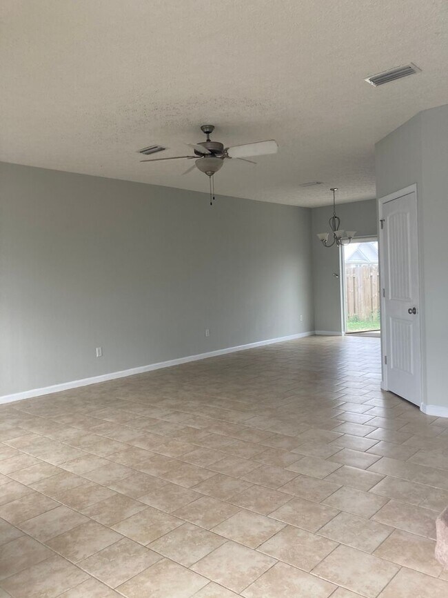 Building Photo - Charming 3 BR/2.5 bath  in a quiet, well-kept neighborhood. Convenient to schools, Tyndall AFB, s...