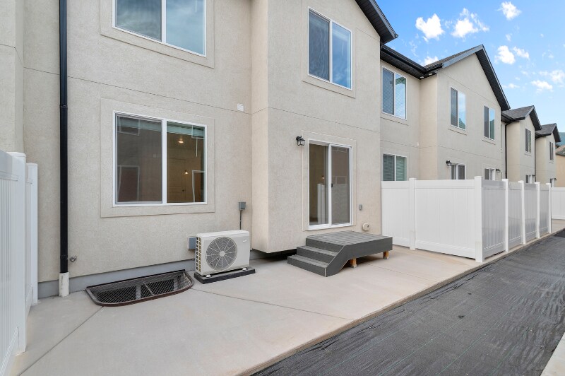 Building Photo - 1498 720 N