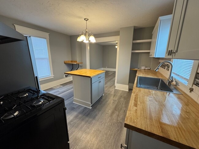 Building Photo - Updated 2BR Home with Reserved Parking – Moline