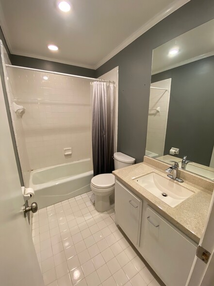 Second Updated Bath - 3951 NE 18th Ave