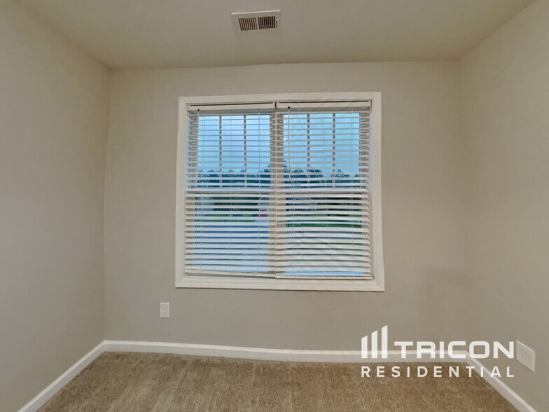 Building Photo - 877 Juno Dr
