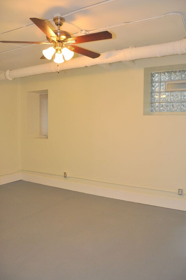 Building Photo - 2550 Pillsbury Ave